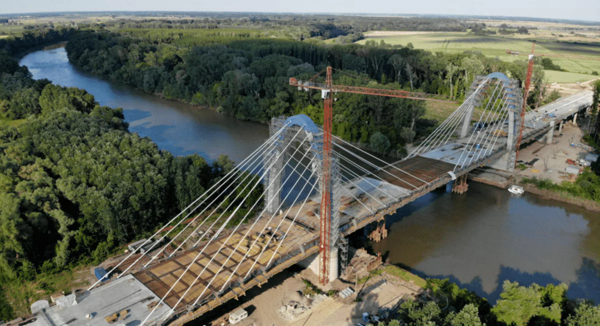 Tisza stay cable bridge-Hungary-Multihole saddle-Locally cohesive strand